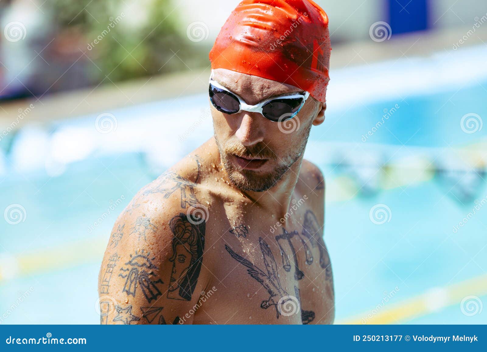 Atleta con gorra de natación y espalda de un hombre preparándose