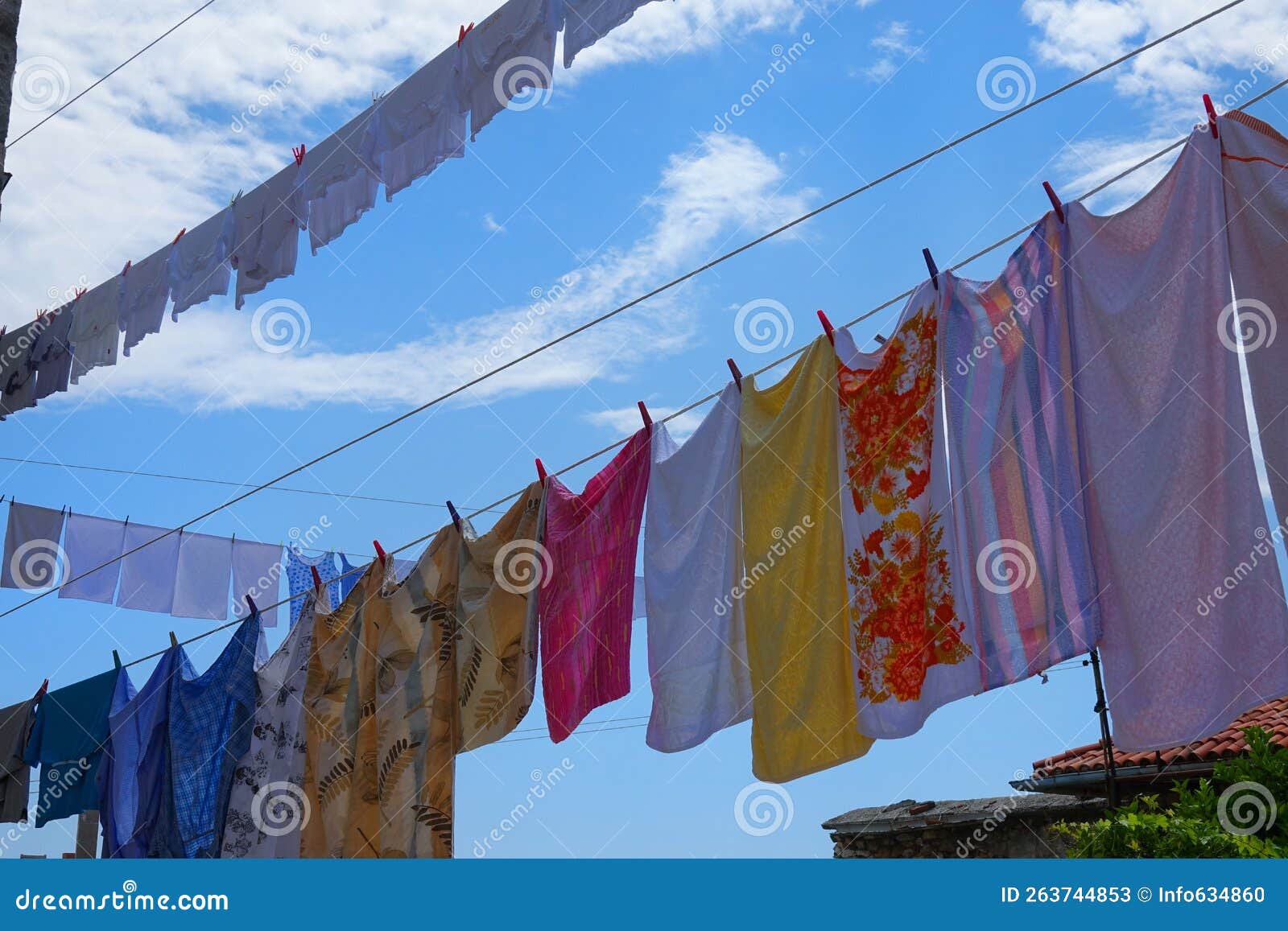 Un tendedero con sábanas recién lavadas en un día de verano
