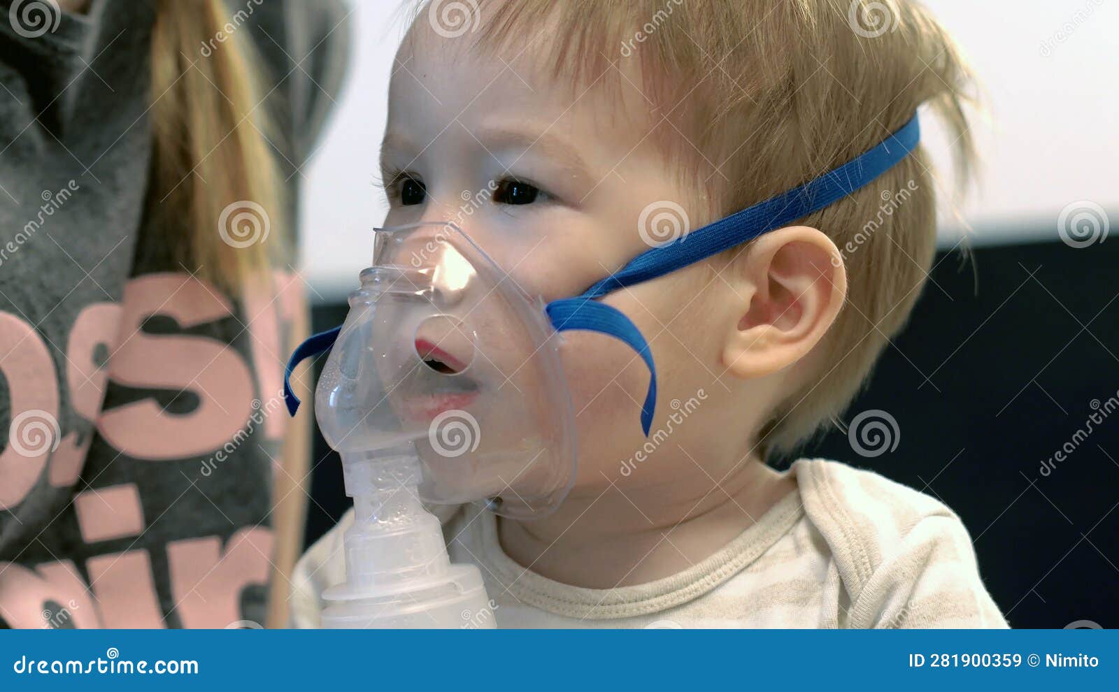 Cerrar El Propio Bebé Usando Máscara De Nebulizador De Inhalador De Vapor  Imagen de archivo - Imagen de medicina, asma: 281900359