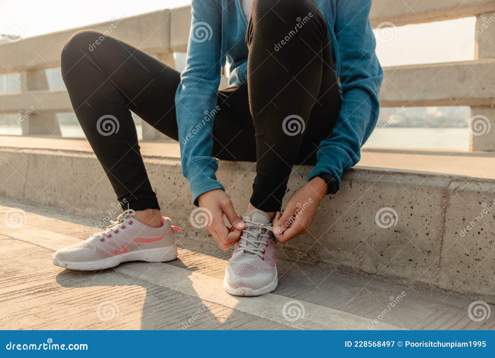 Cerrar Las Manos Deportivas Atando Zapatos De Correr Al Aire Libre. Mujer Preparándose Hacer Ejercicio Físico Por La Mañana Imagen de archivo - Imagen de lifestyle, hembra: 228568497
