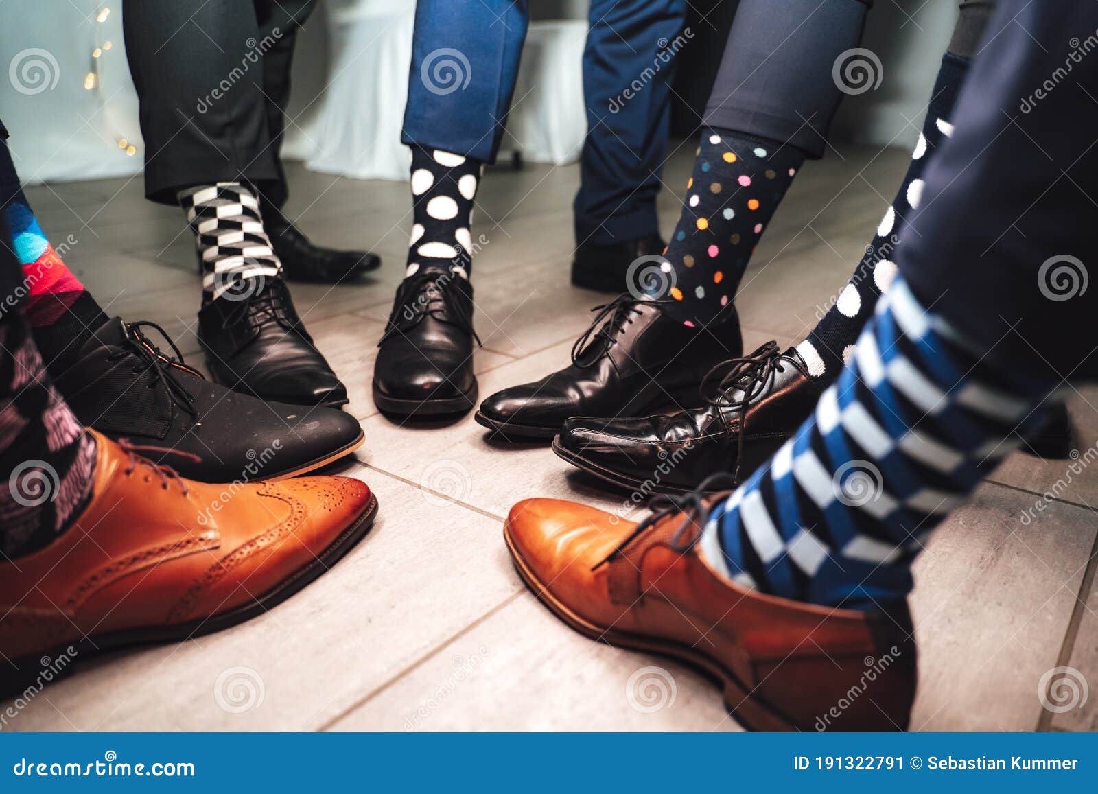 Cerrar Las Piernas De Los Zapatos Formales Y Calcetines Coloridos Divertidos. Siete Amigos Pies En Composición En C Imagen de archivo - Imagen de pierna, zapatos: 191322791
