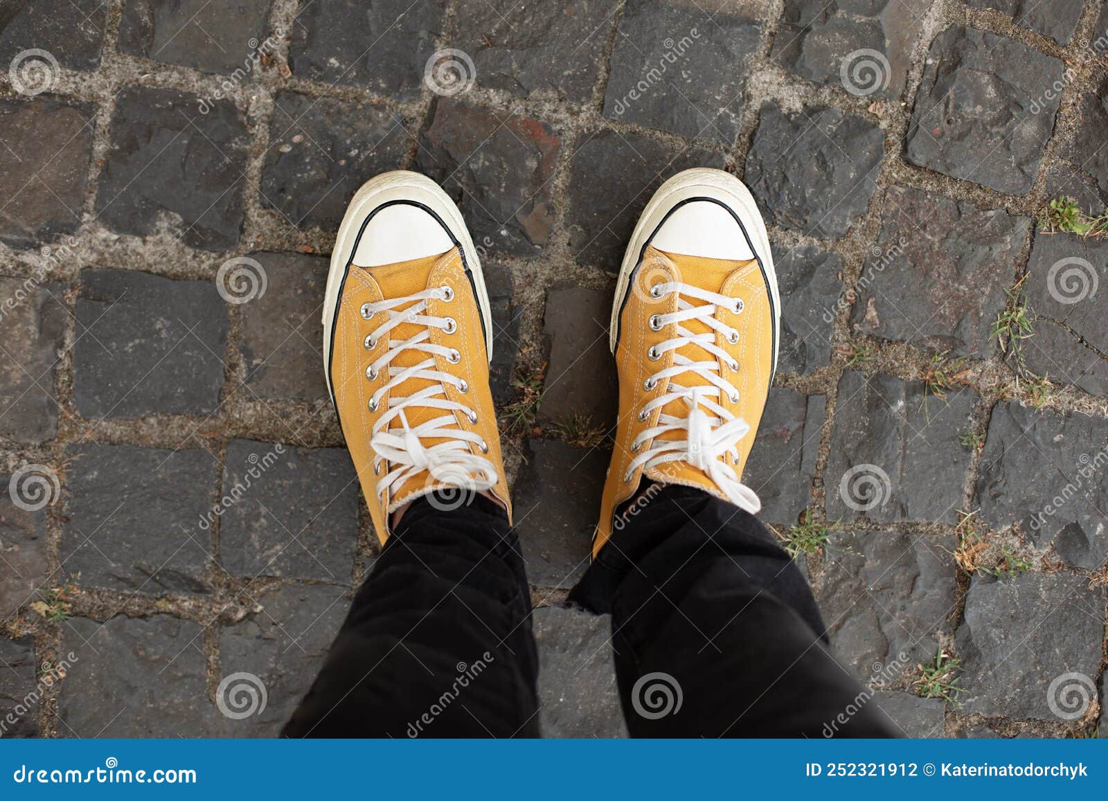 Cerrar Los Pies Del Hombre Mientras Camina Hacia El Trabajo. Hombres Con Zapatillas Amarillas Caminando Por La Calle. De Hom Foto archivo Imagen de fondo, actividad: 252321912