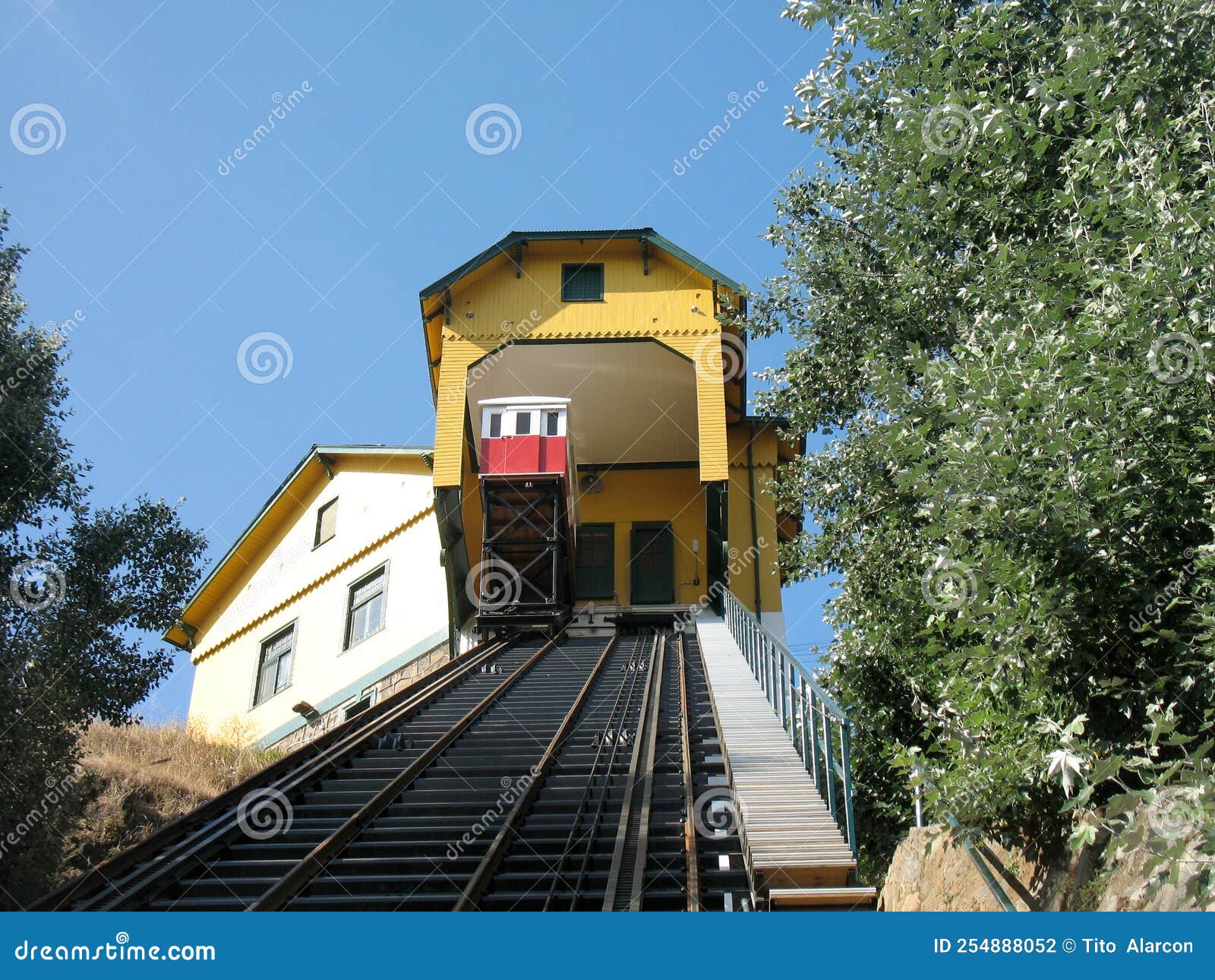 cerro barÃÂ³n elevator, valparaÃÂ­so. declared a national historical monument