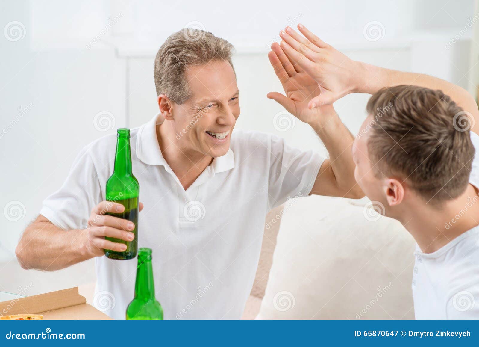 Взрослый сын пьет. Отец с сыном пьют пиво. Фото папа пьющий. Папа пил пиво. Отец пьет фото.