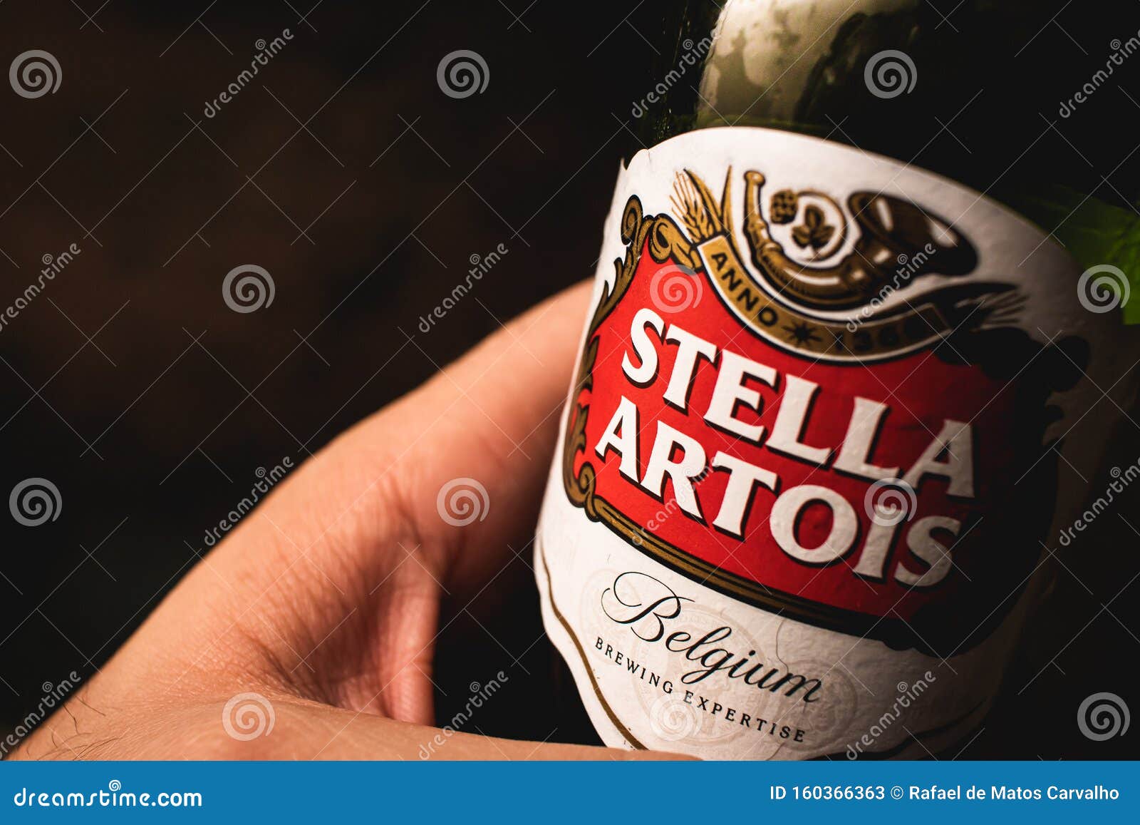 Featured image of post Stella Artois Fotos De Fake Tomando Cerveja Stella artois st l r tw es una marca de cerveza lager de 5 4 grados alcoh licos elaborada inicialmente en lovaina b lgica en 1366 como una cerveza para la temporada navide a stella en lat n estrella por la estrella de bel n