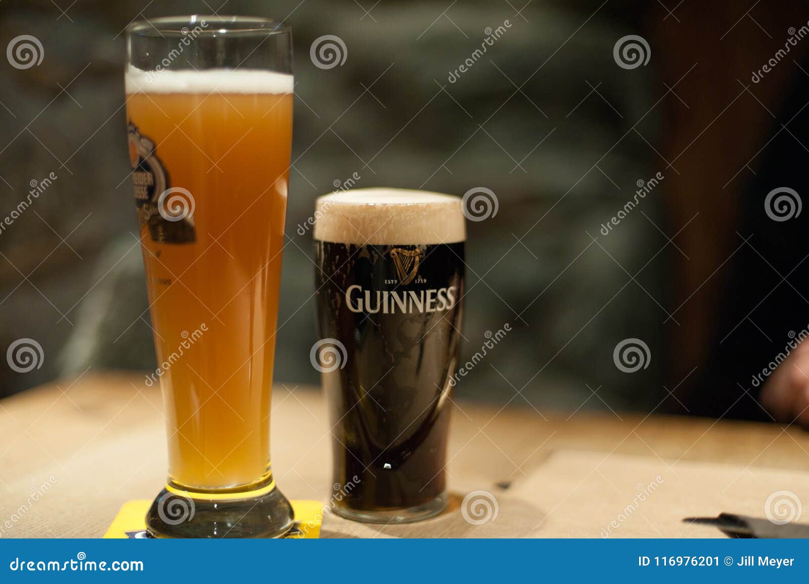 Cerveja Guinness Bola Dentro Lata Cerveja Minúscula De Guinness Foto Editorial - Imagem de seja, moto