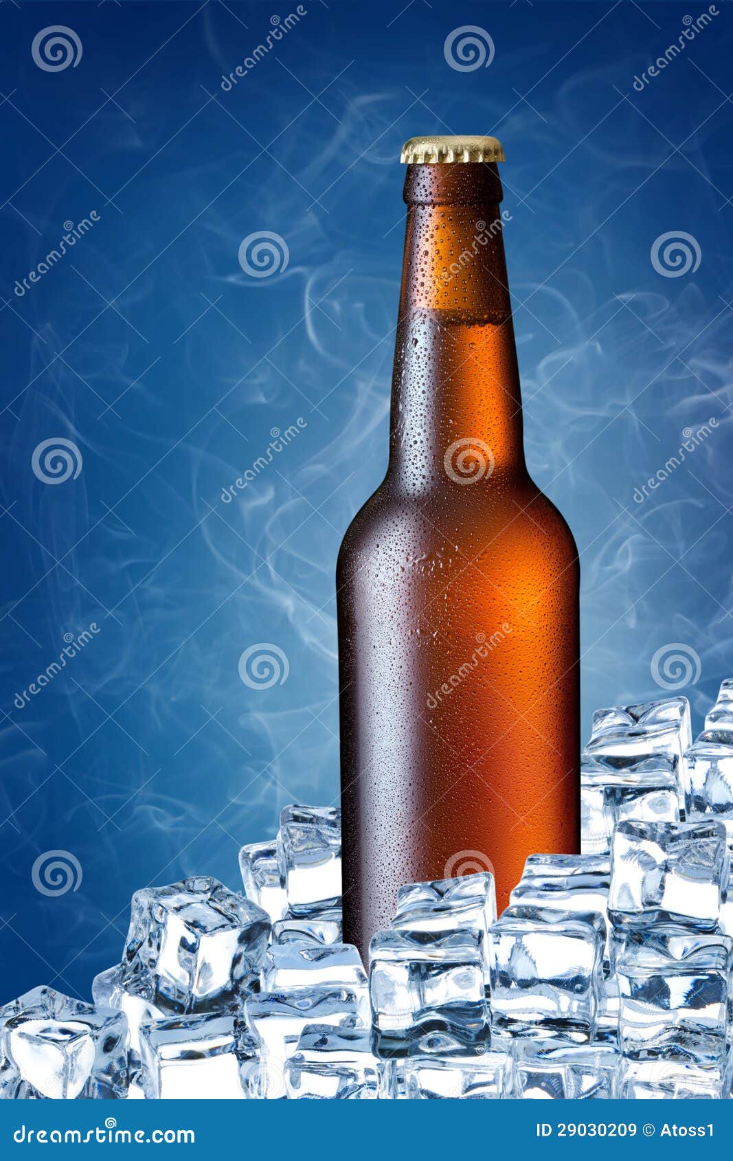 Botella de hielo de la cerveza en azul