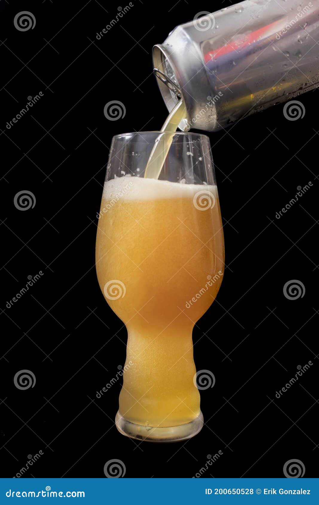 https://thumbs.dreamstime.com/z/cerveza-de-lata-en-vaso-ipa-sirviendo-una-un-200650528.jpg