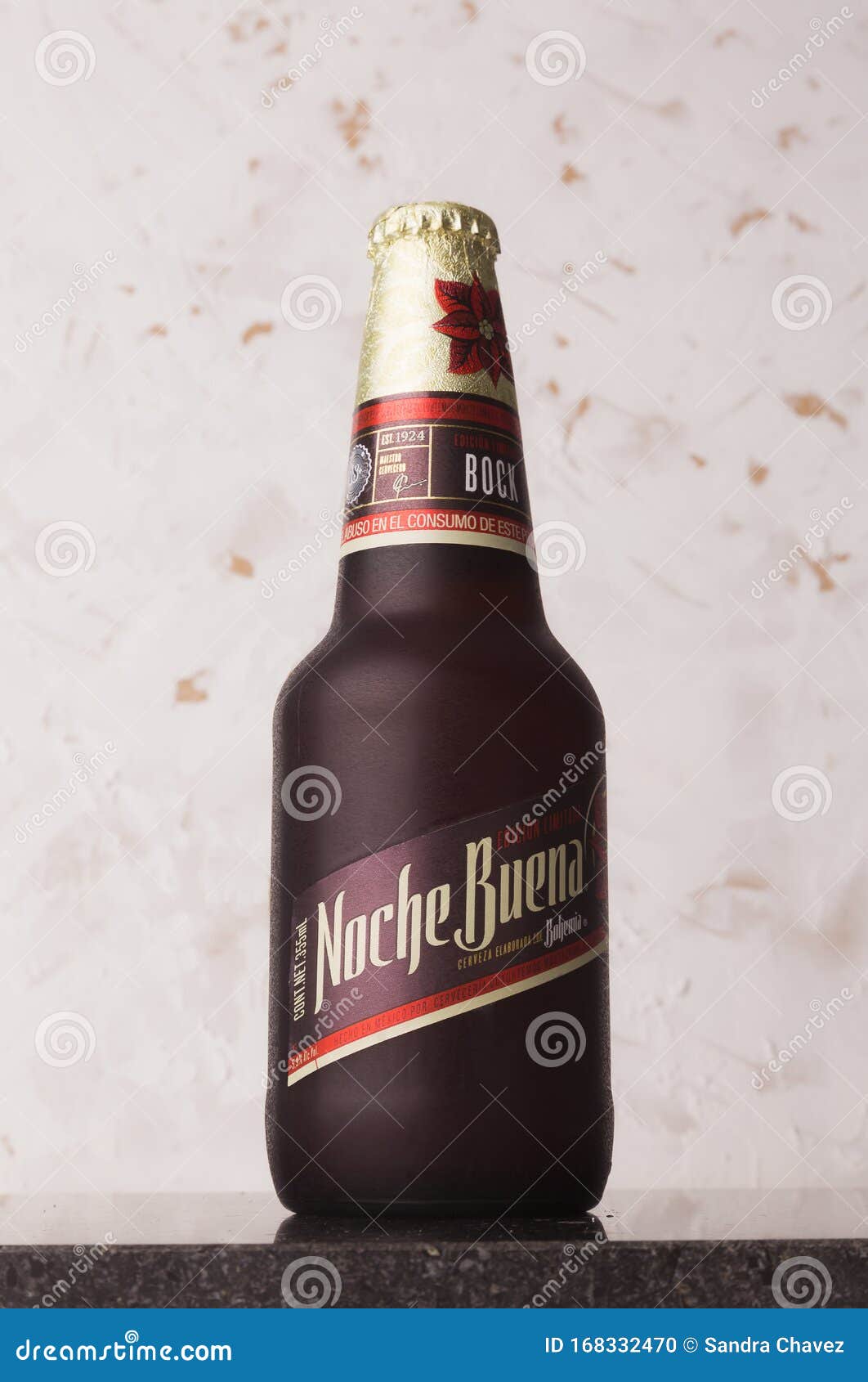 Cerveza Oscura Llamada Noche Buena, Que Es Una Edición Especial Imagen  editorial - Imagen de botella, marca: 168332470