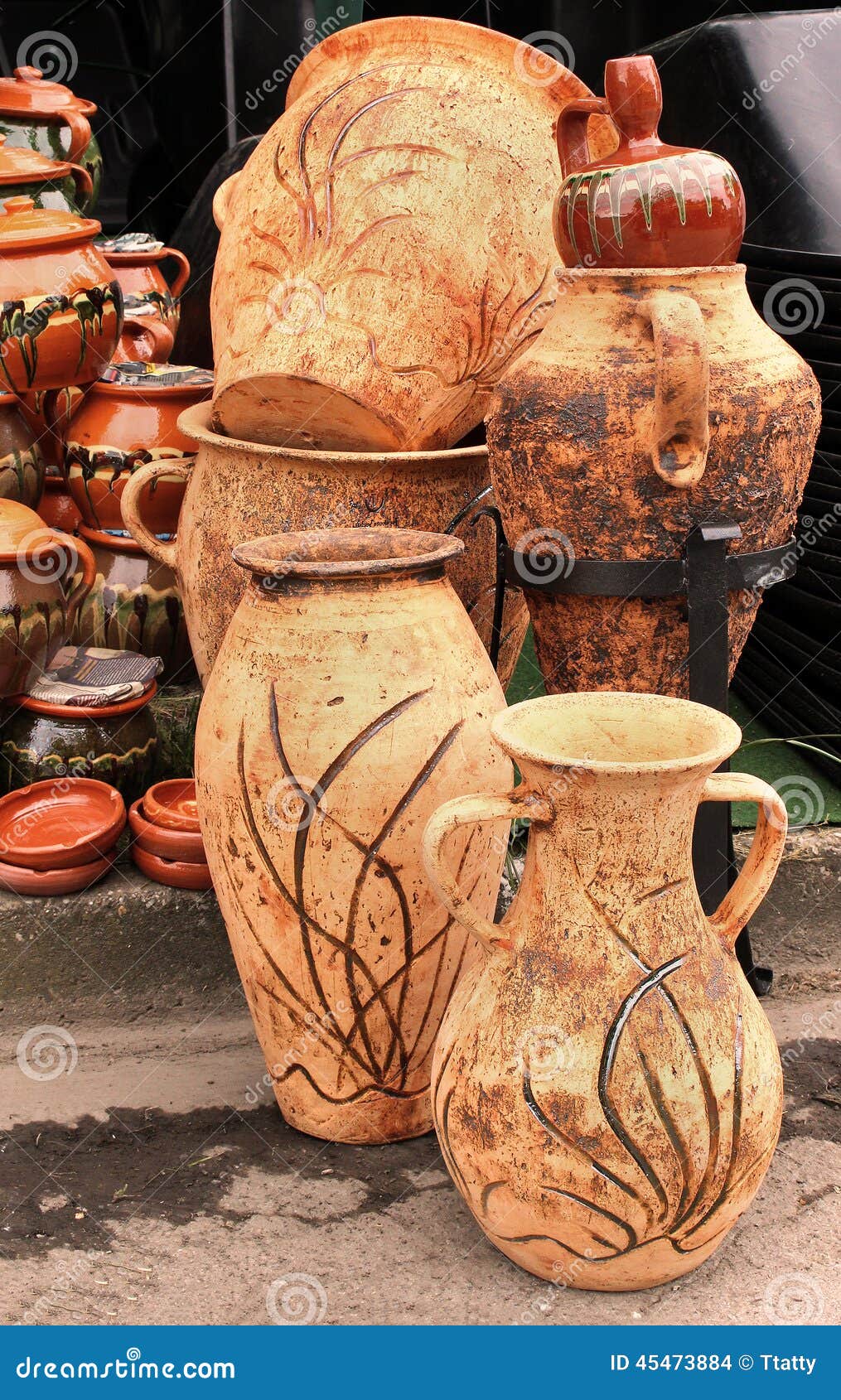 Los artes del pote de la cerámica del vintage vendieron en feria del mercado