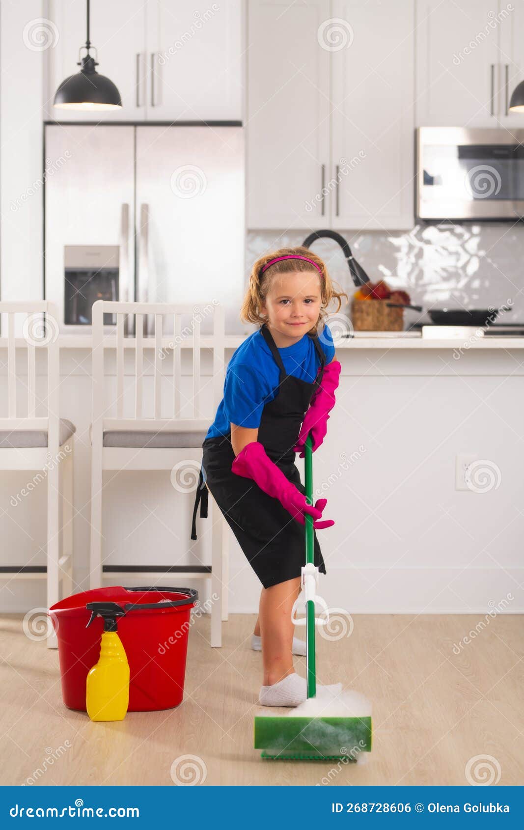 Cespugli Per Uso Pediatrico E Guanti Per La Pulizia. Casa Di Decapitazione.  Detergenti Accessori. Lavori Domestici Fotografia Stock - Immagine di  pulizia, spruzzo: 268728606