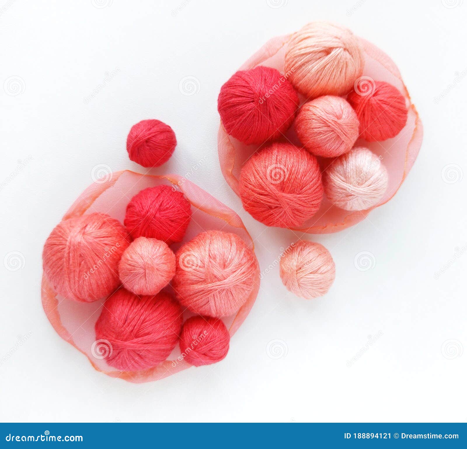 Cesta Con Hilo Rojo Para Tejer. Hilos Rojos Para El Trabajo De Agujas