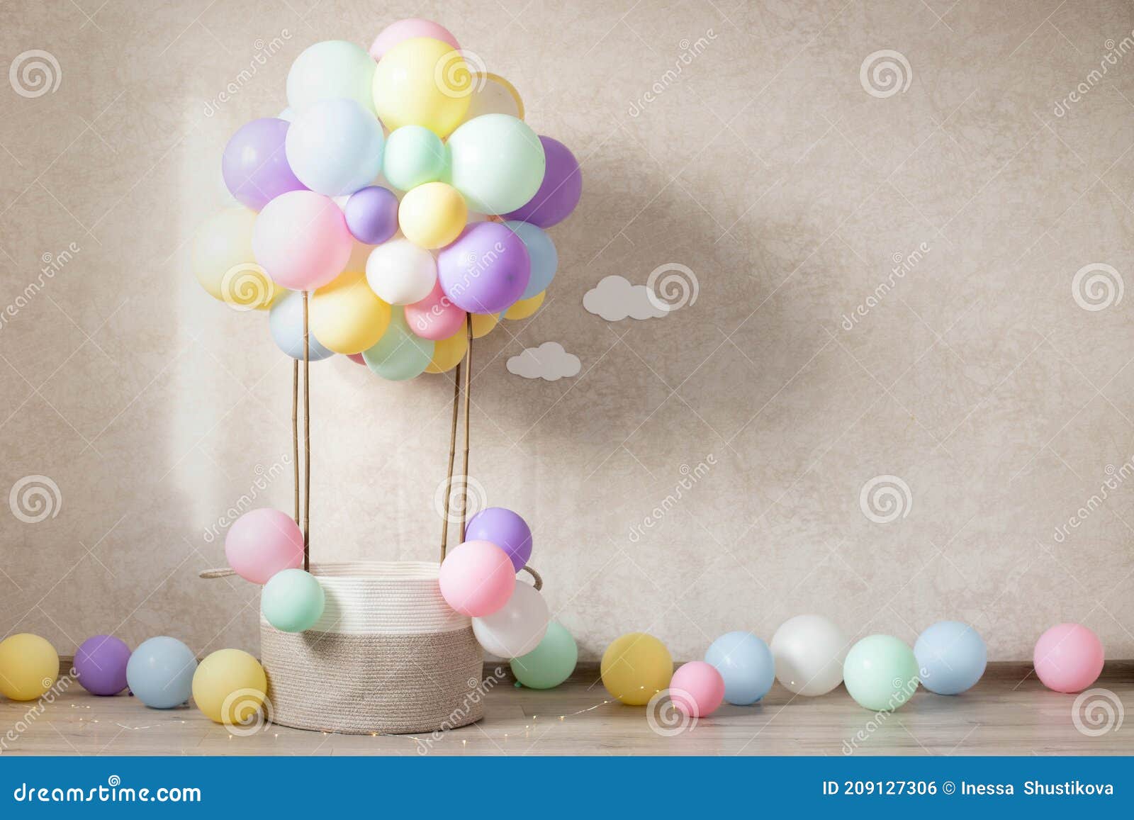 Cesta De Globos Decorativos Cumpleaños De 2 Años Imagen de archivo