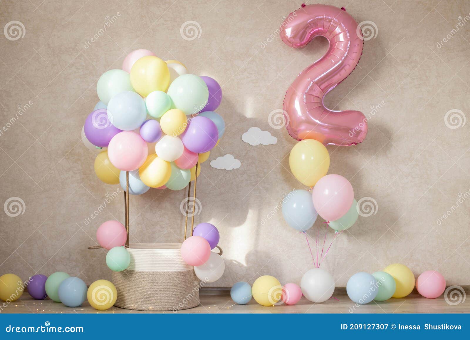 Cesta De Globos Decorativos Cumpleaños De 2 Años Imagen de archivo - Imagen  de risa, dirigible: 209127307