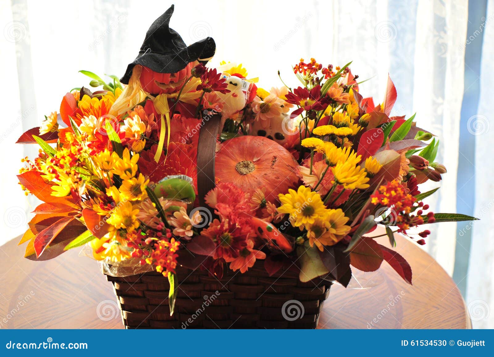 Cesta De La Flor De Halloween Foto de archivo - Imagen de cuadro, tarde:  61534530