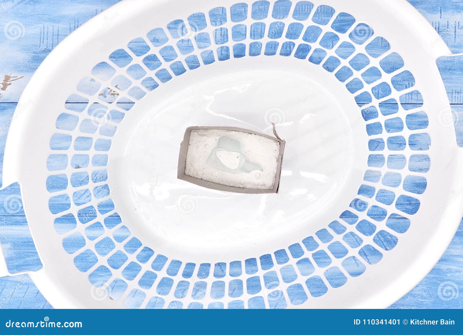 Cesta de lavanderia imagem de stock. Imagem de lavanderia - 110341401