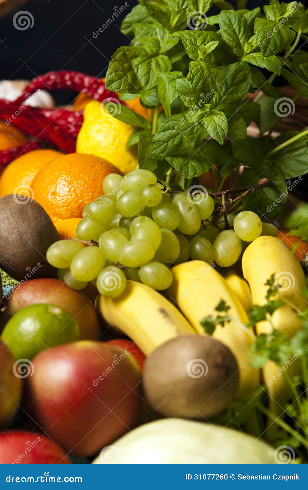 Cesta De Vime Com Frutas E Legumes Foto de Stock - Imagem de sorvido,  colorido: 31077260, image size:1063x1690