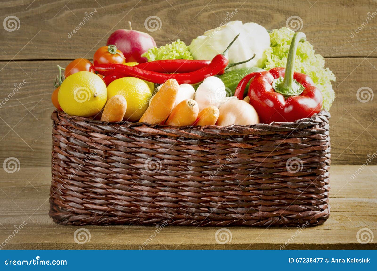 Cesto De Vime Com Frutas E Legumes Numa Mesa De Madeira Imagem de Stock -  Imagem de cebolas, repolho: 67238477, image size:1600x1149