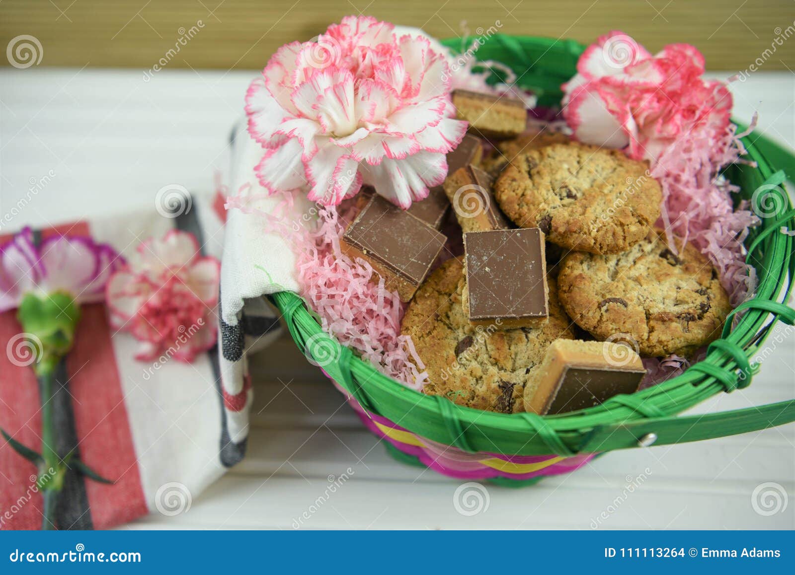 Cesta Do Presente Do Dia De Mães Com Flores E As Cookies Caseiros Foto de  Stock - Imagem de bolinhos, caseira: 111113264