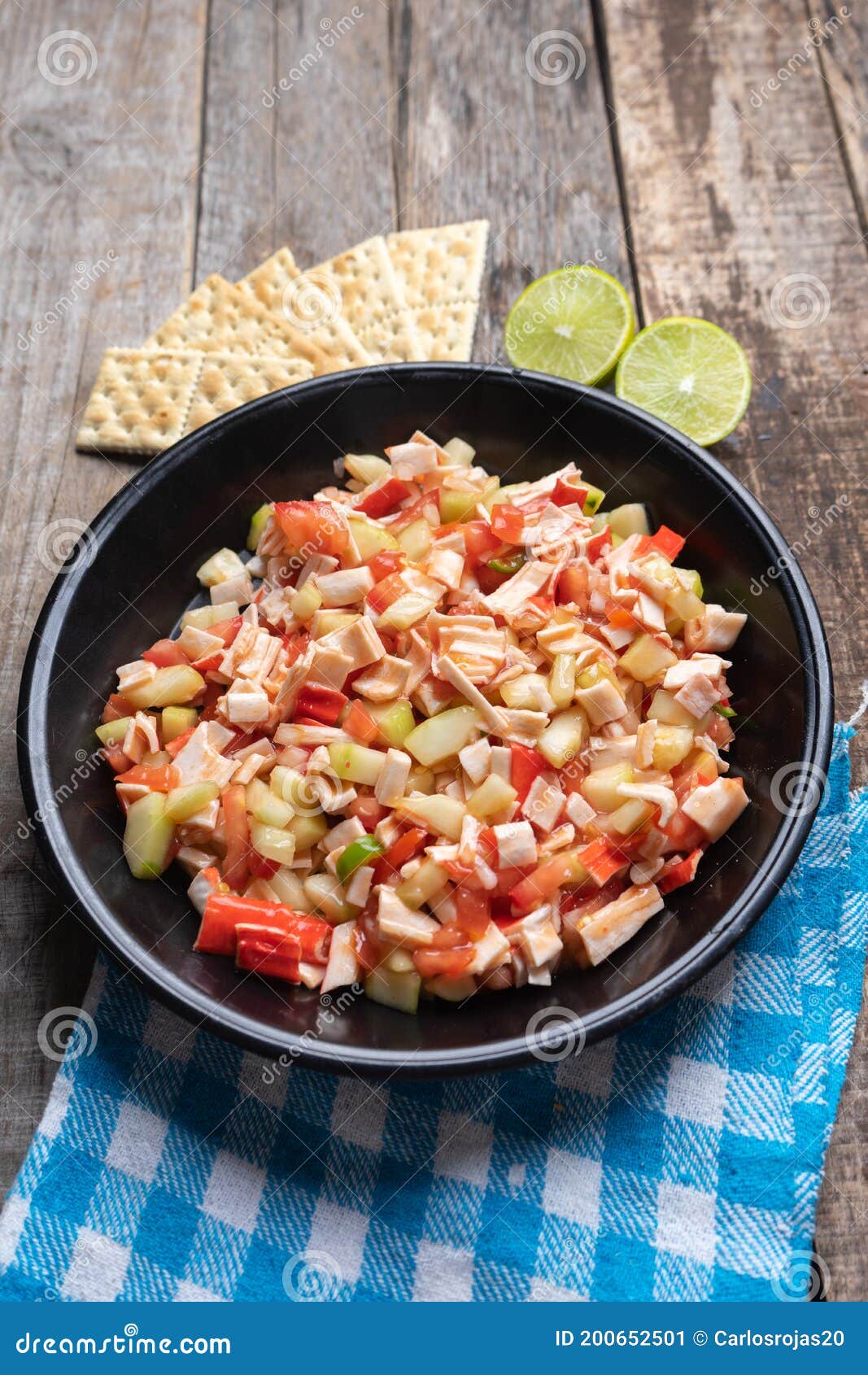 Ceviche De Cangrejo Surimi Con Pepino Y Tomate Sobre Fondo De Madera Imagen  de archivo - Imagen de comestibles, rojo: 200652501