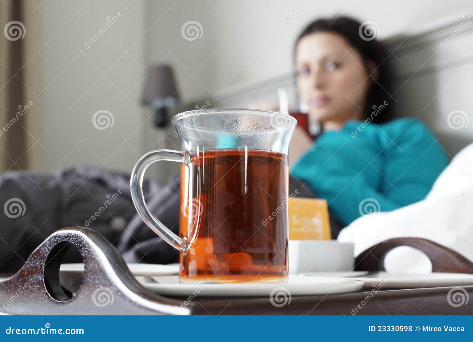 При температуре пьют горячий чай. Что пить при ангине чай. Человек пьет горячий чай. Горячее питье при ангине. Горячий чай для больнггг.