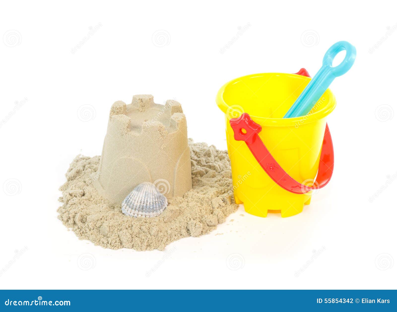 Chateau De Sable Construit Avec Un Seau De Jouet Photo Stock Image Du Traitement Plastique