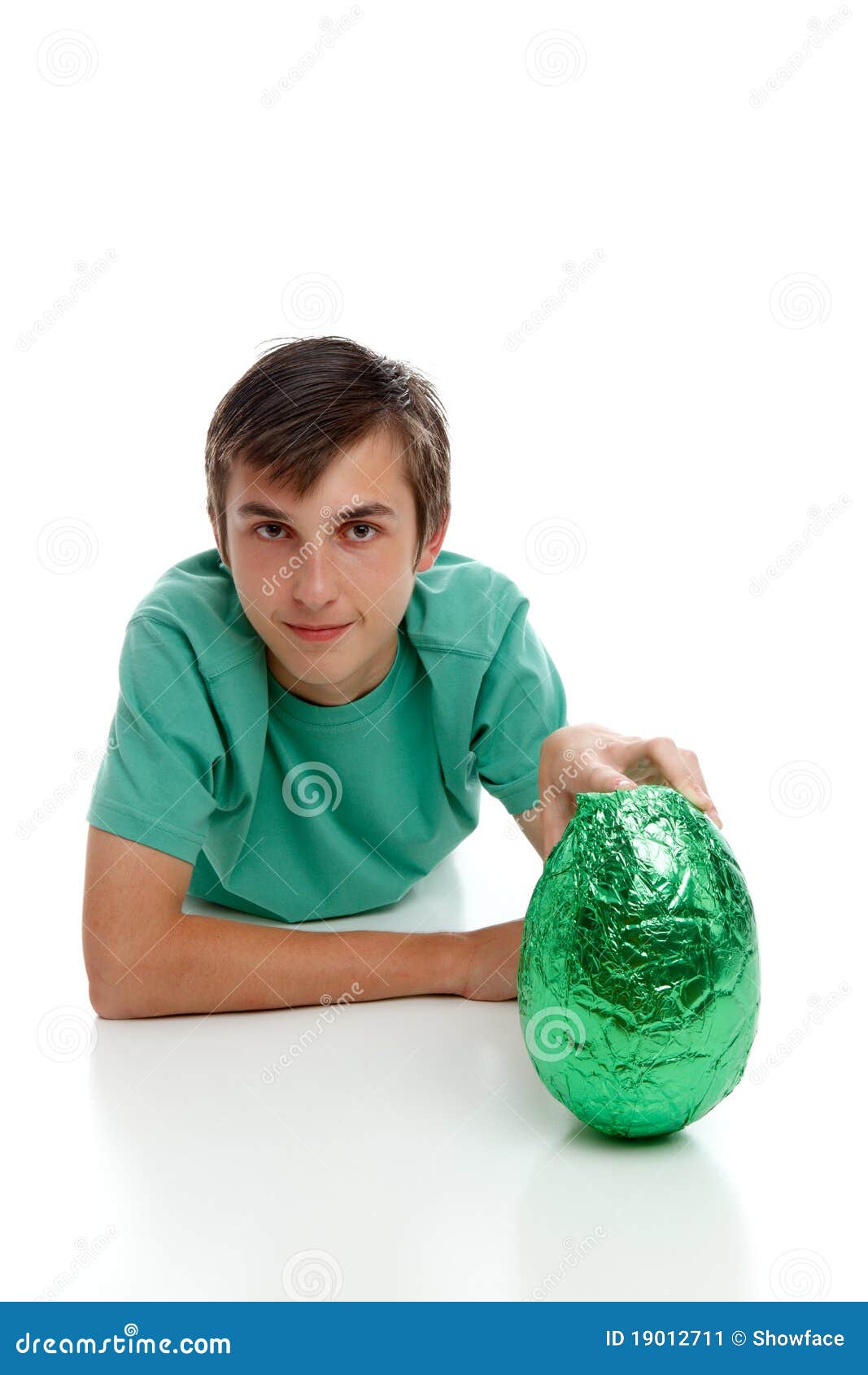 Большое яичко мальчик. Пасхальный парень. Парень с пасхальным яйцом. Пасхальное яйцо в руках мужчины.