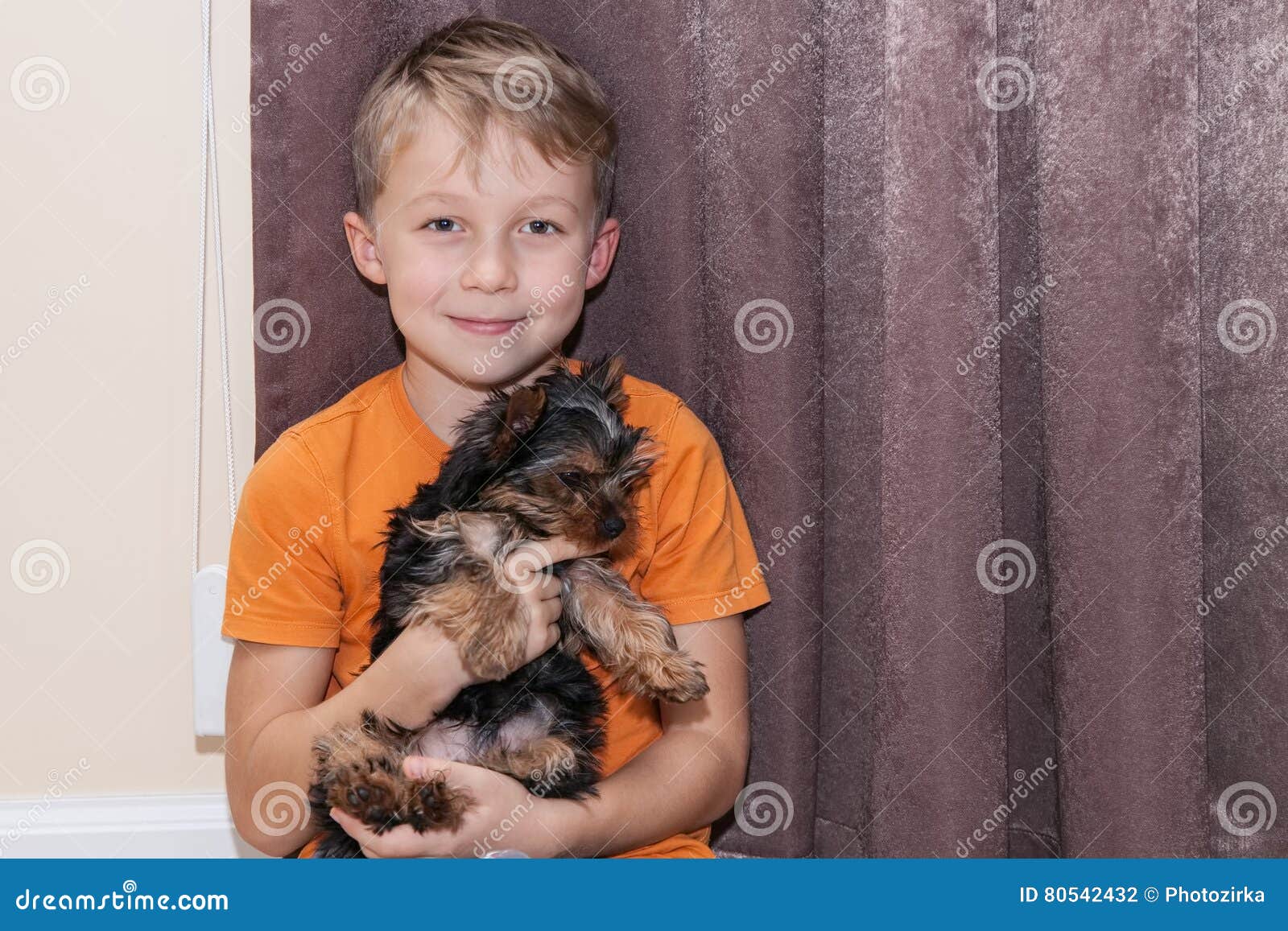 Мальчик держит собаку. Мальчик держит щенка. Мальчик держит собаку на руках. Ребенок держит щенка на руках. Фото мальчик держит собаку.