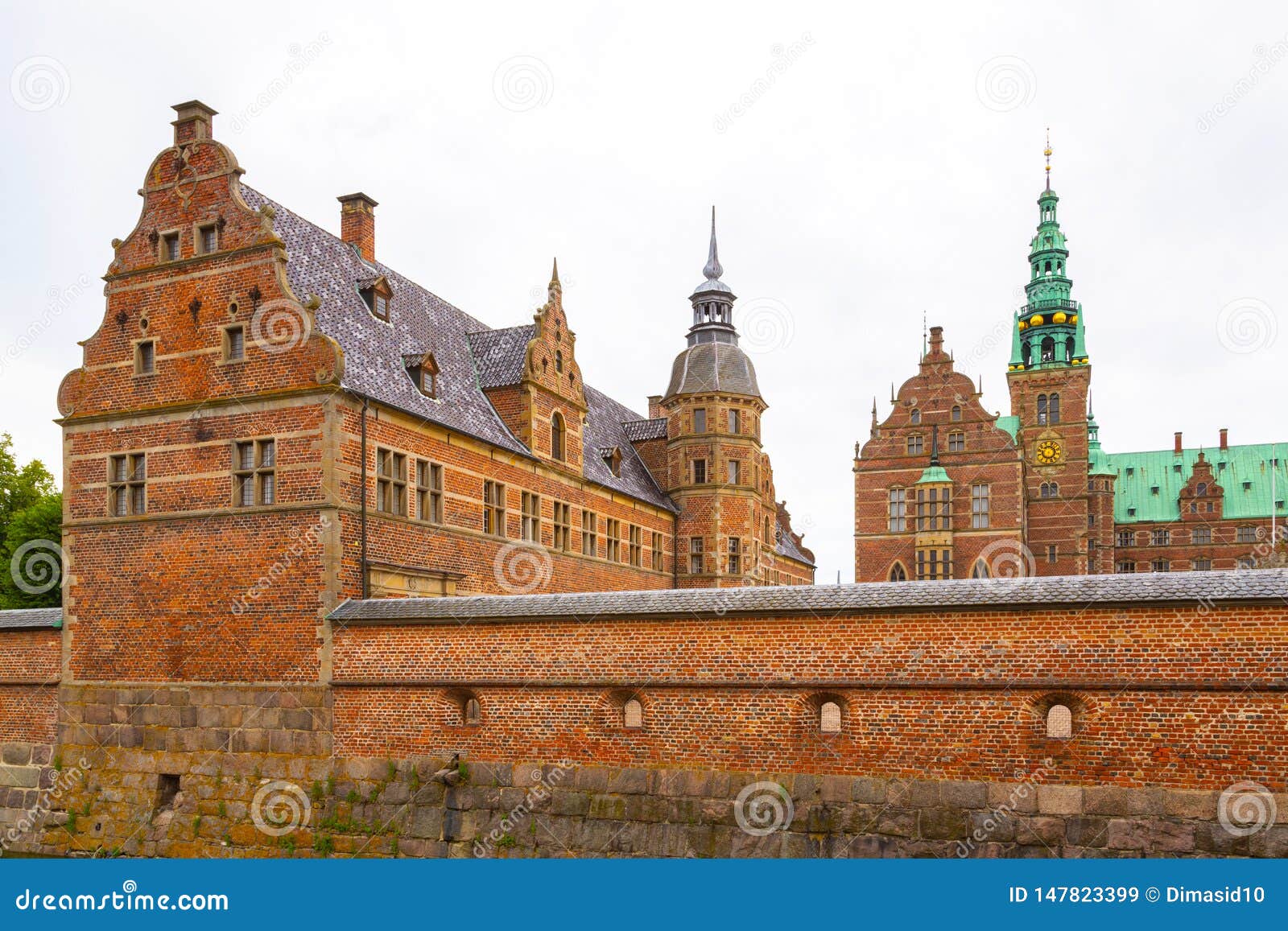 Ch?teau externe de Frederiksborg de vue, Danemark. Facade of the Royal palace Frederiksborg Slot in Dutch Renaissance style in Hillerod. It was built as a royal residence for King Christian IV and is now a museum of national history