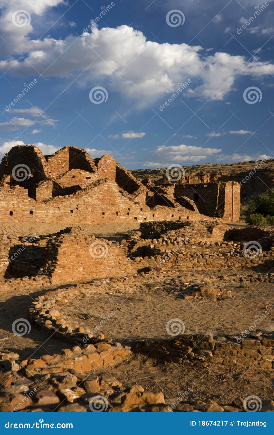 Chaco1. Sol da noite nas ruínas no local histórico nacional da cultura de Chaco, New mexico