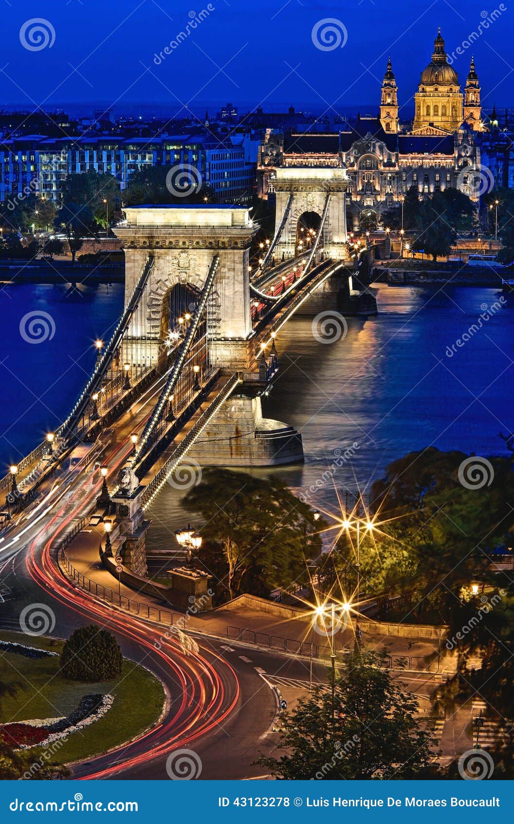 chain bridge & blue hour