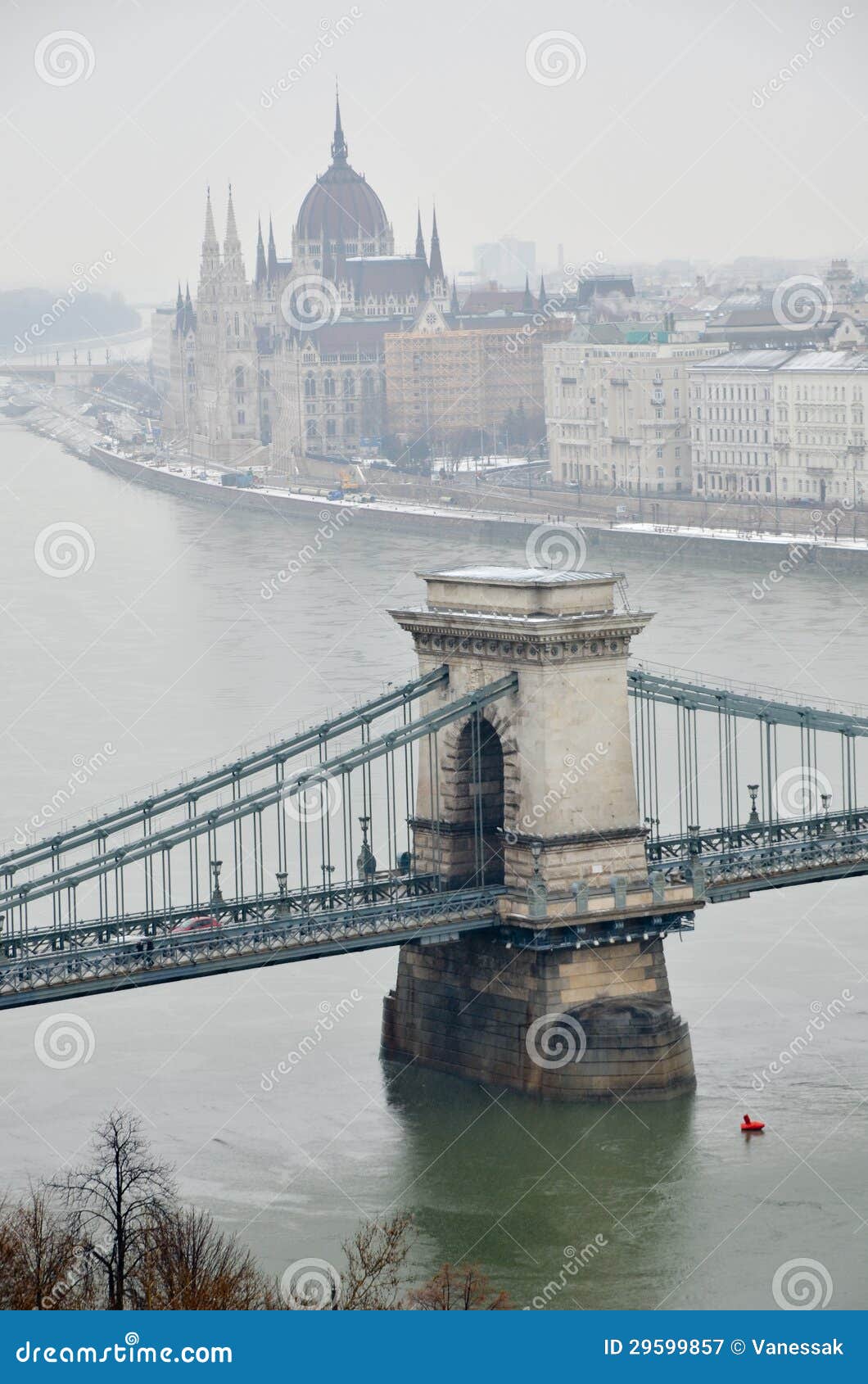 the chain bridge in budapest