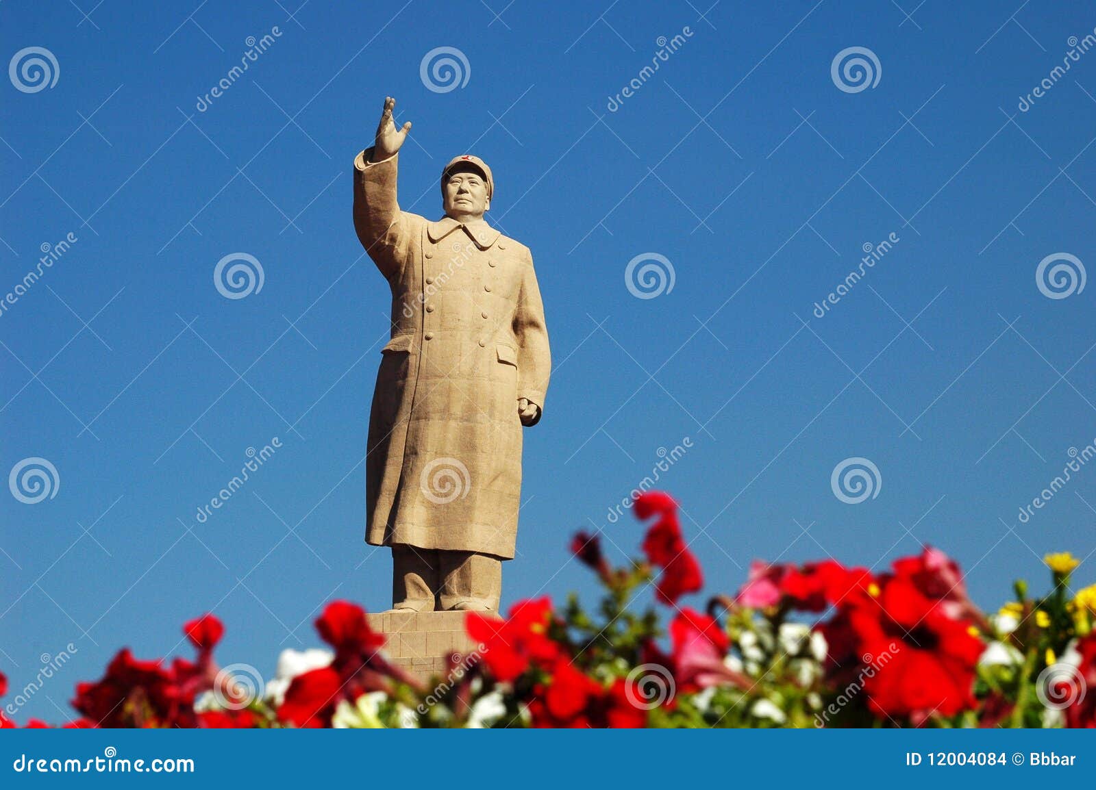 chairman mao's statue