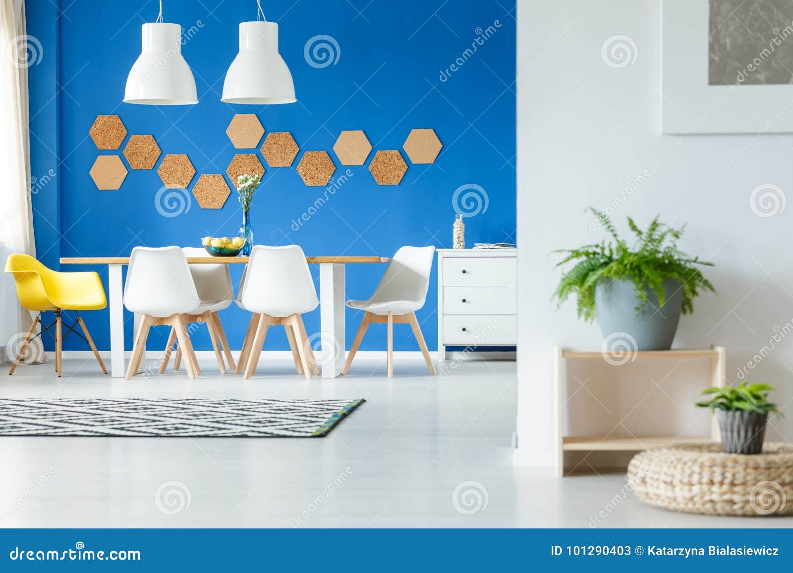 Chaise Jaune A La Table De Salle A Manger Image Stock Image Du