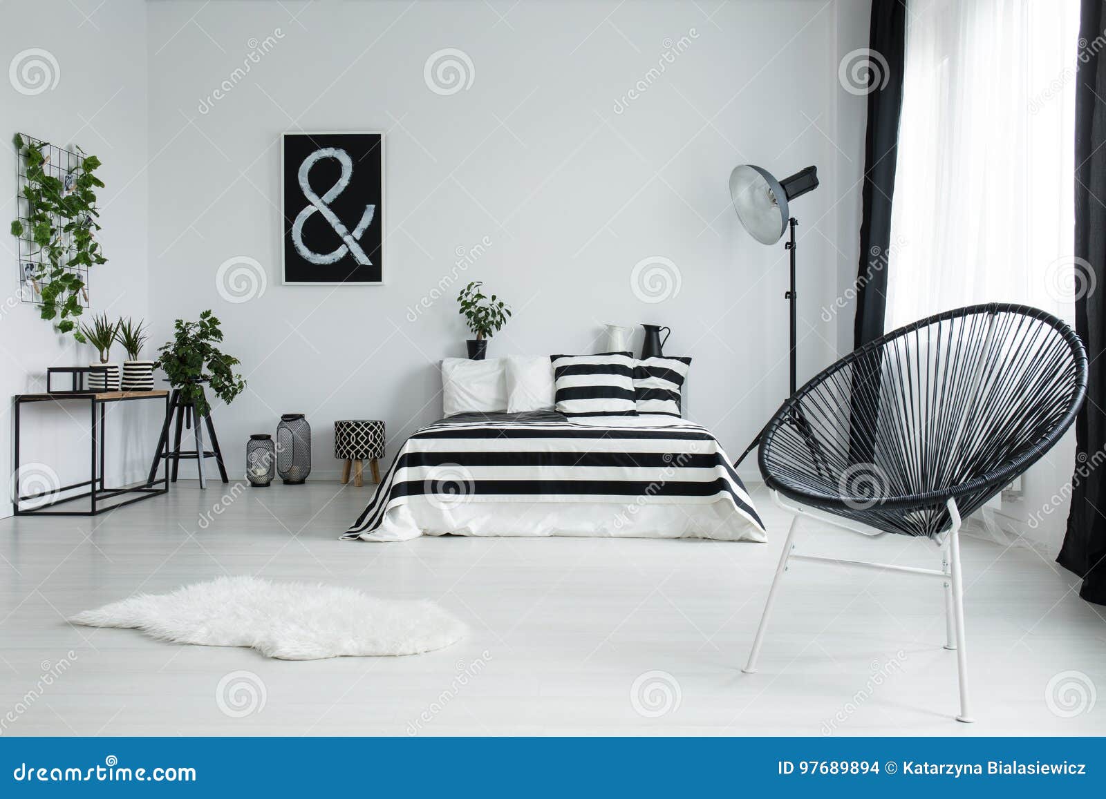 Chaise Noire Concue Dans La Chambre A Coucher Moderne Photo Stock Image Du Noire Chambre 97689894