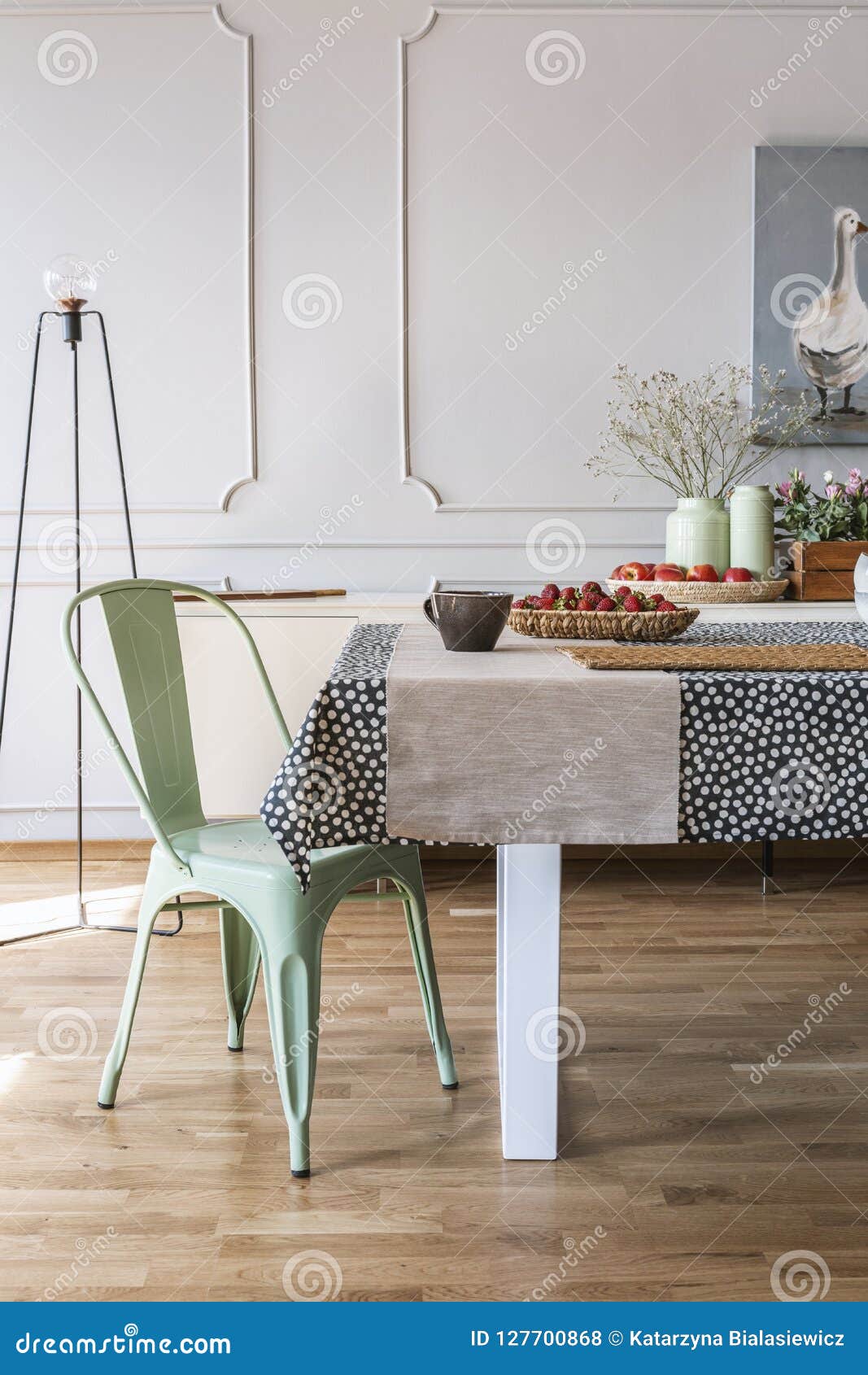 Chaise Verte A La Table Avec La Nourriture Dans L Interieur Gris