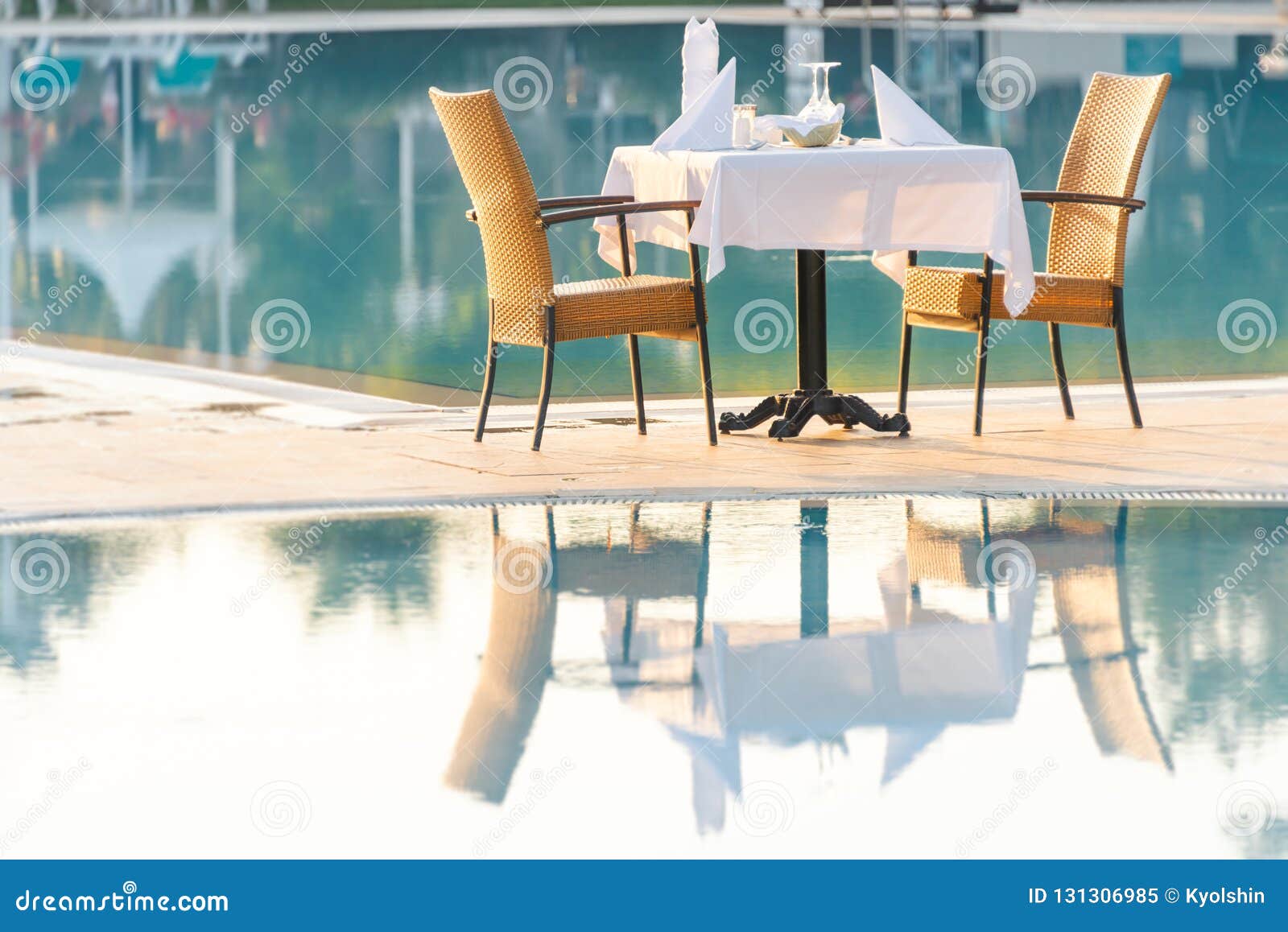 Chaises Et Table Près De Piscine Au Restaurant D'hôtel Image stock