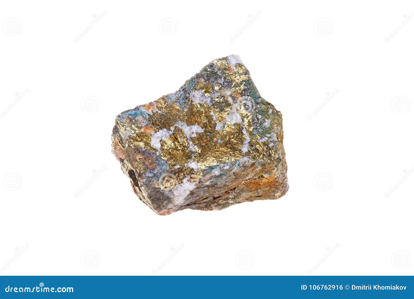 Chalcopyrite minerale die steen, op witte achtergrond, macro wordt geïsoleerd. Chalcopyrite minerale die steen, het sulfide van het koperijzer, op witte achtergrond, macro wordt geïsoleerd