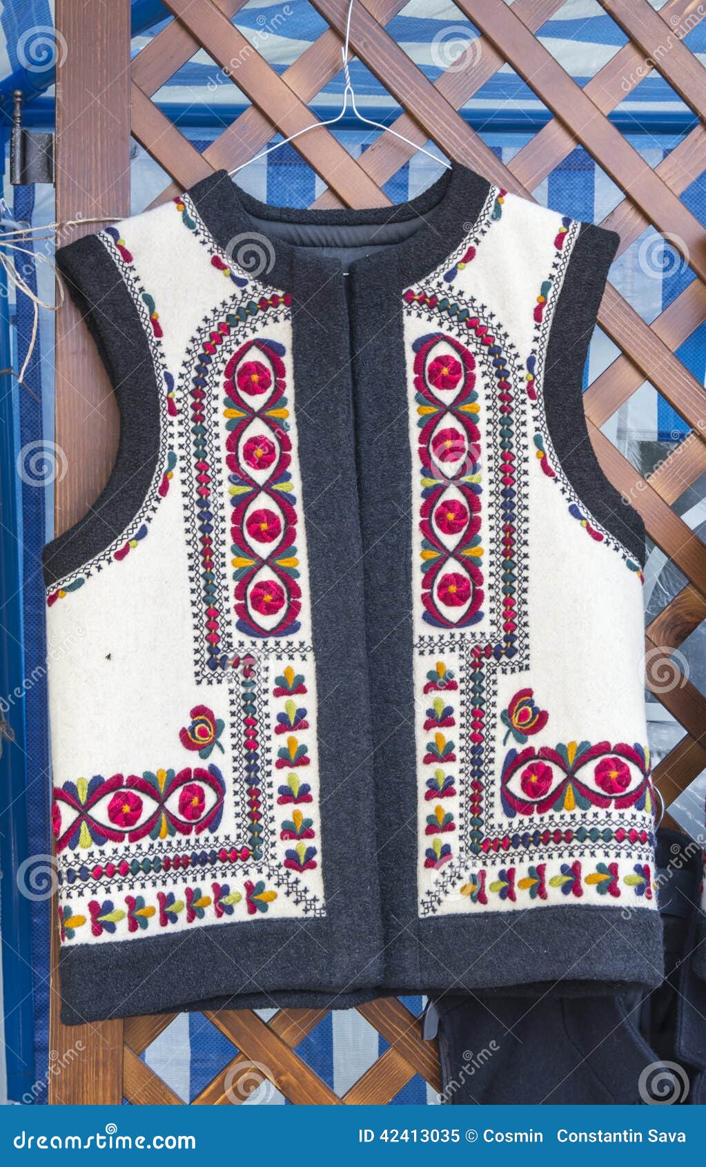 Chaleco tradicional rumano imagen de archivo. Imagen de chaqueta - 42413035