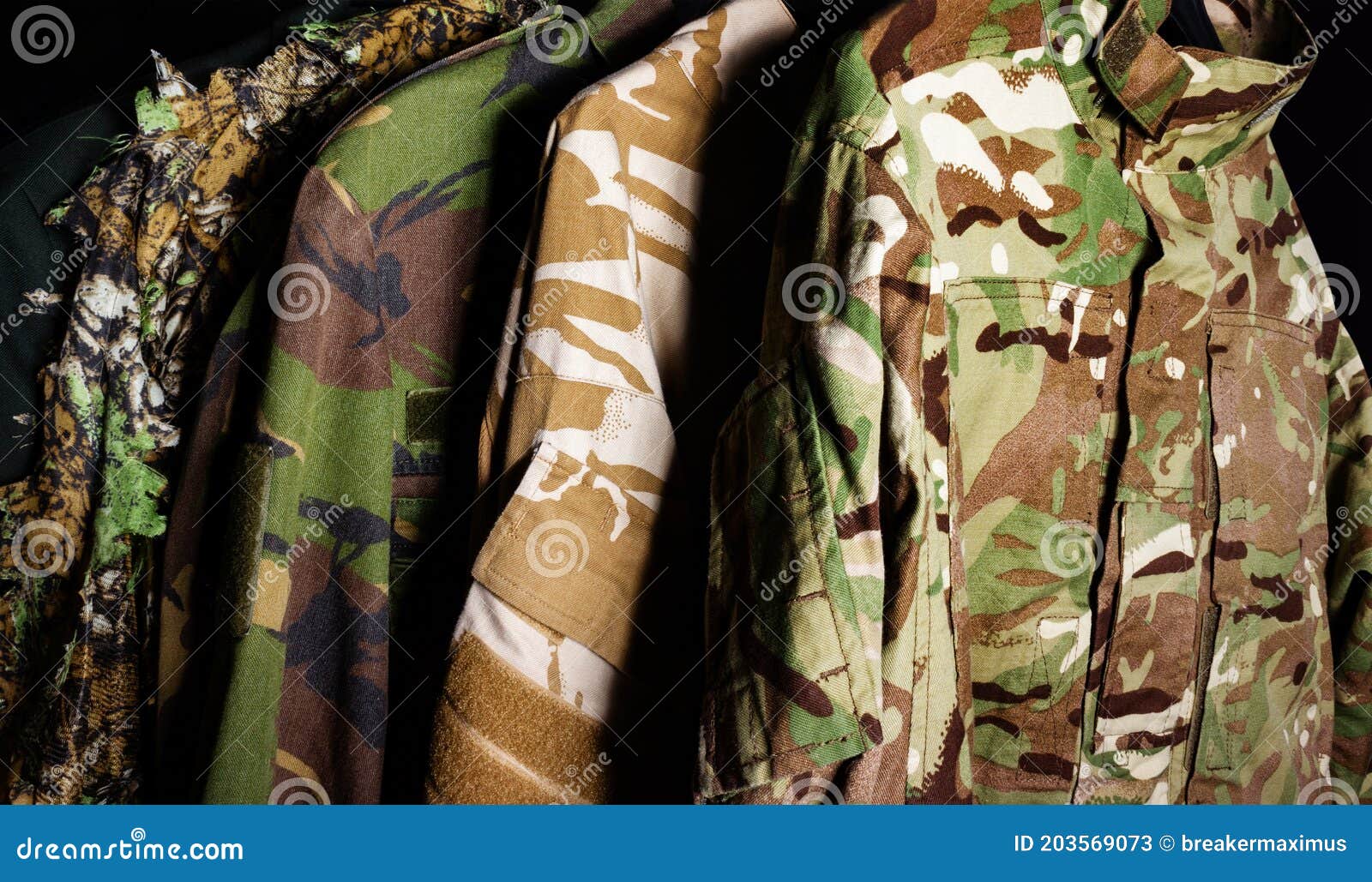 Chalecos De Ropa De Militar Colgando Imagen de archivo - Imagen de chaqueta:
