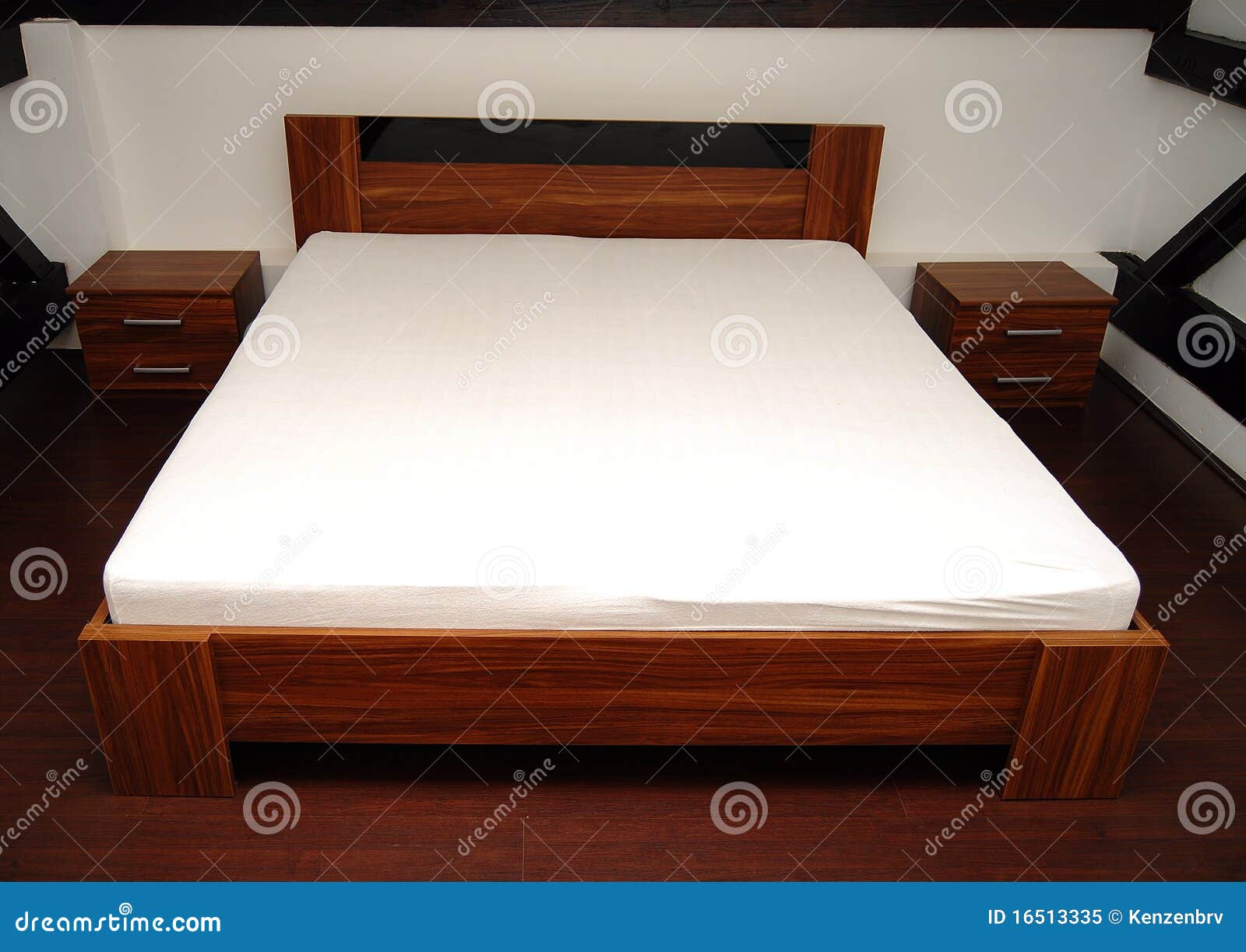 Chambre à coucher en bois image stock. Image du intérieur - 16513335