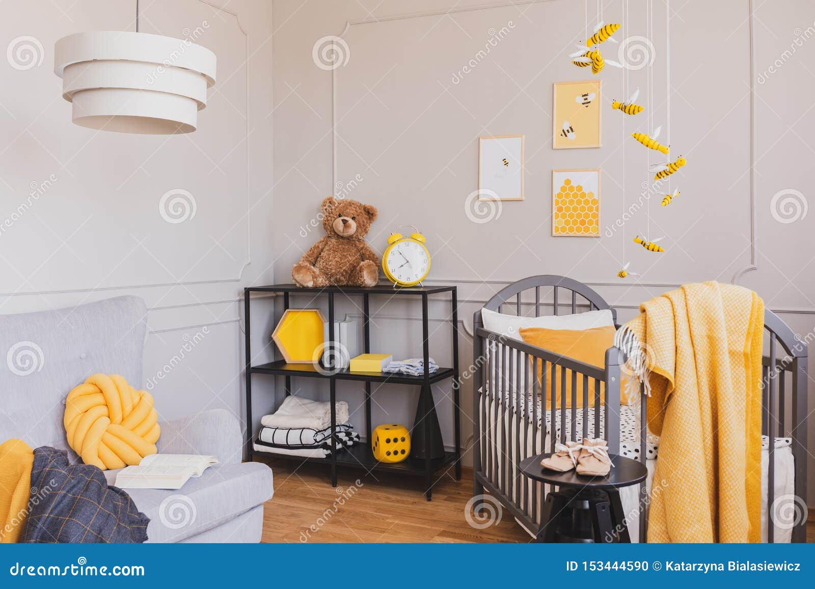 Chambre A Coucher Grise Et Jaune Elegante De Bebe Avec La Huche Et L Etagere Noire Industrielle En Metal Photo Stock Image Du Couverture Berceau Chambre A Coucher Grise Et Jaune Elegante De Bebe Avec La Huche Et L Etagere Noire Industrielle En Metal Photo Stock Image Du Couverture Berceau