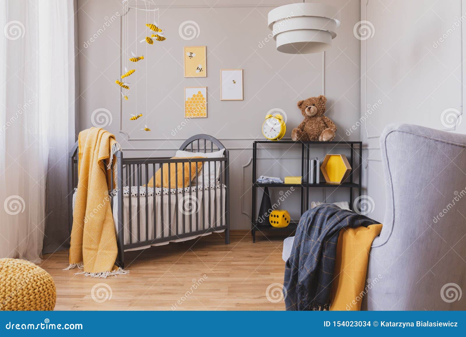 Chambre A Coucher Grise Et Jaune Elegante De Bebe Avec La Huche Et L Etagere Noire Industrielle En Metal Photo Stock Image Du Maison Decoration Chambre A Coucher Grise Et Jaune Elegante De Bebe Avec La Huche Et L Etagere Noire Industrielle En Metal Photo Stock Image Du Maison Decoration