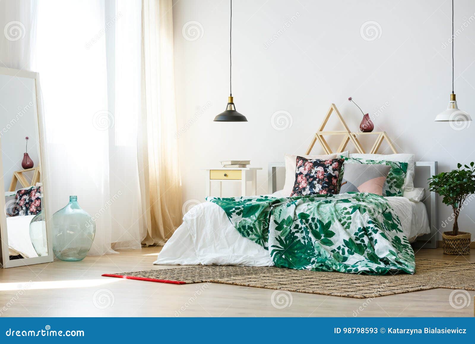 Chambre à Coucher Simple Avec Les Accessoires Colorés Image stock - Image  du vert, maison: 98798593