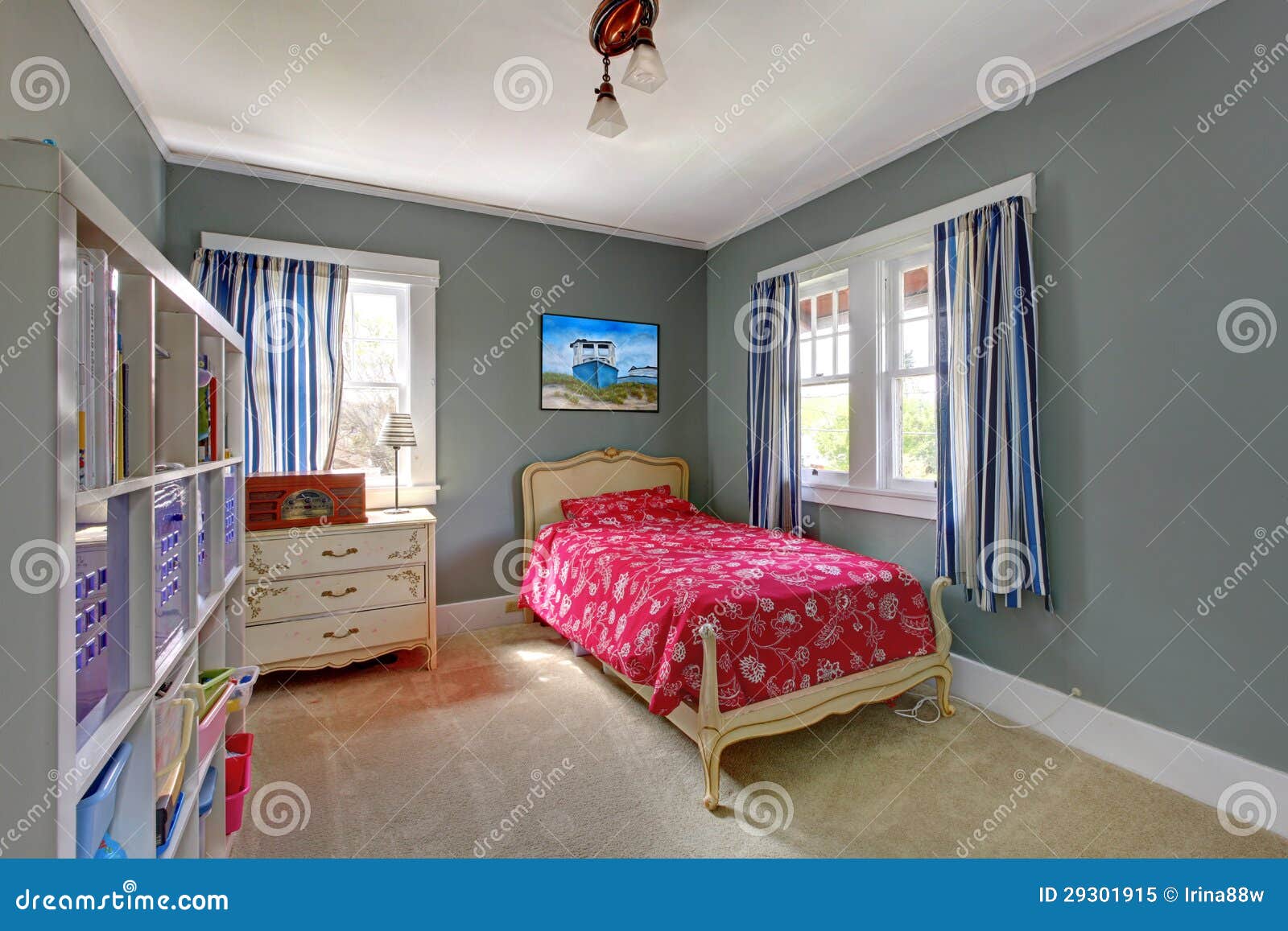 Chambre à coucher d'enfants avec le bâti rouge et les murs gris ...