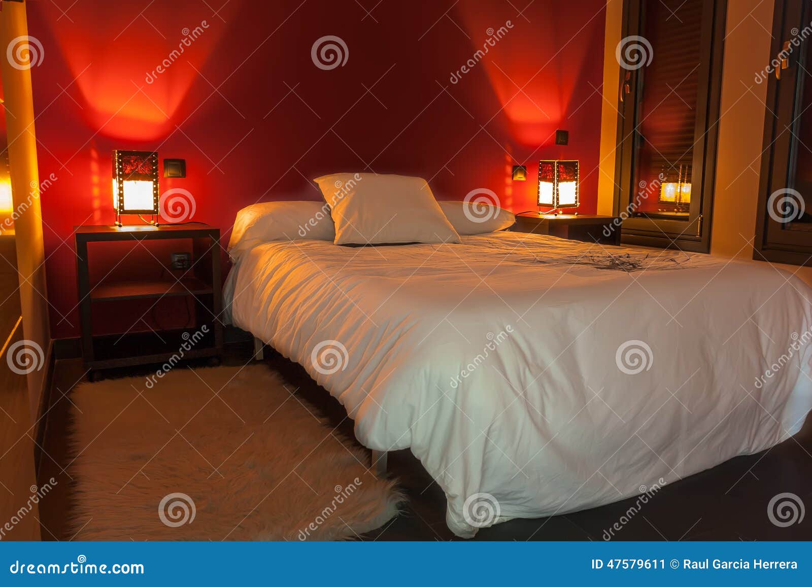 Chambre à coucher décorée en blanc et rouge photo stock image ...
