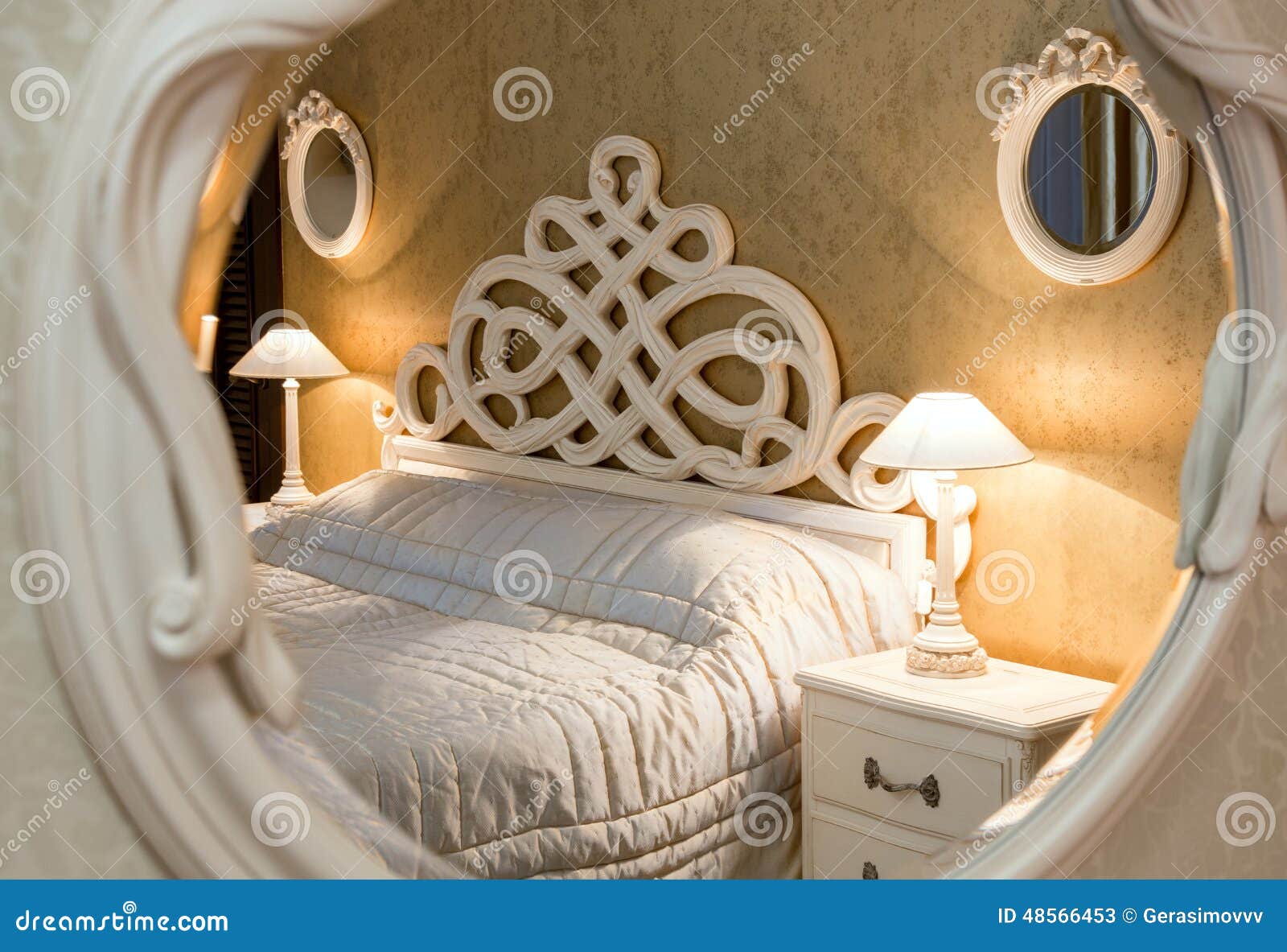 Chambre à coucher de vintage vue par le miroir photo stock image ...
