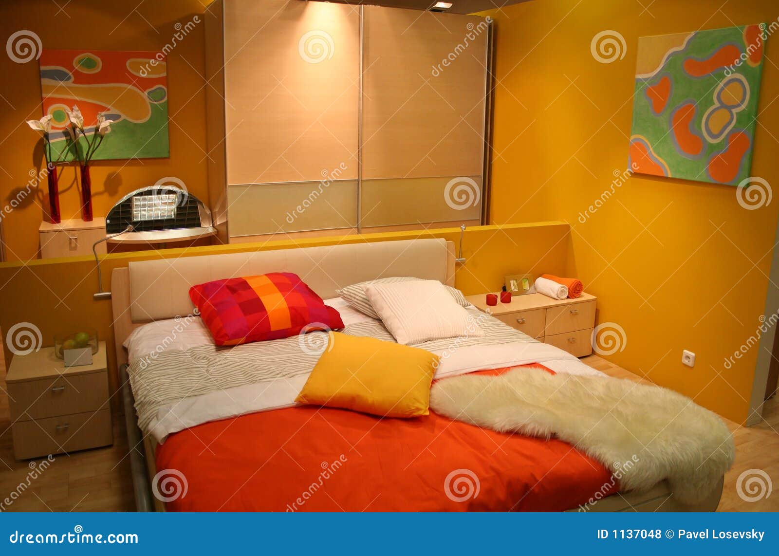 Chambre à coucher jaune photos libres de droits image: 1137048