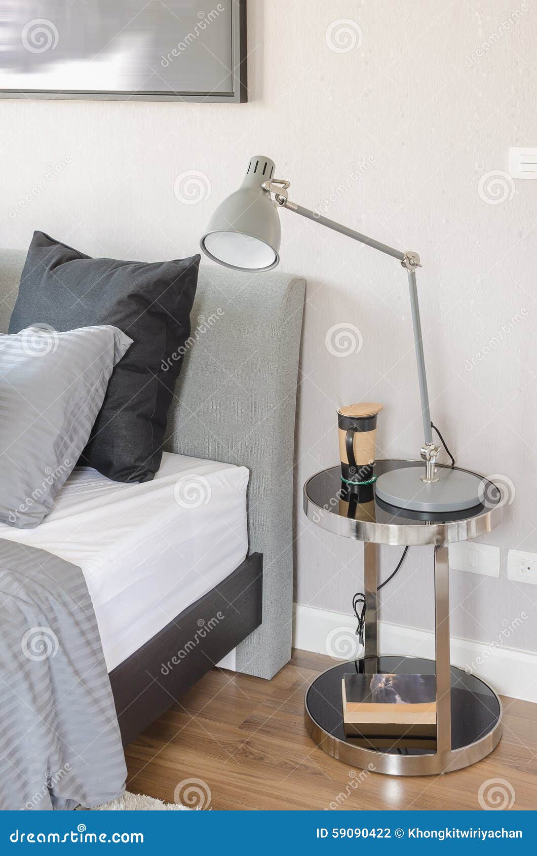 Chambre à coucher moderne avec la lampe grise moderne