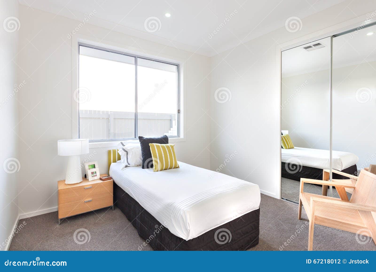 Chambre moderne simple: photo stock chambre coucher moderne avec ...